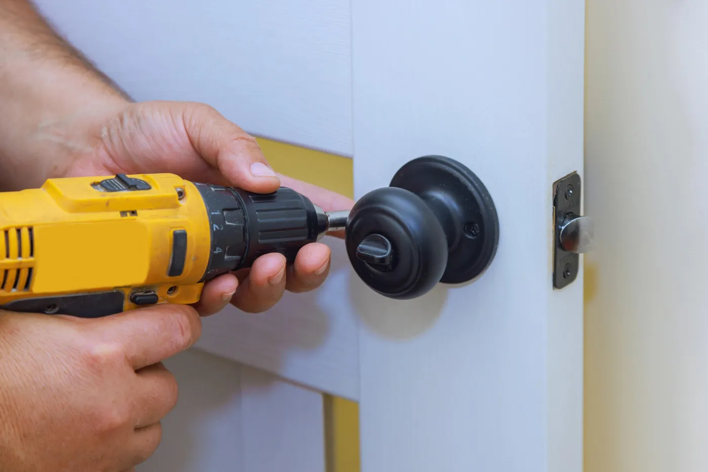 Pose d'un bouton de condamnation sur une porte d'appartement dans les Hauts-de-Seine