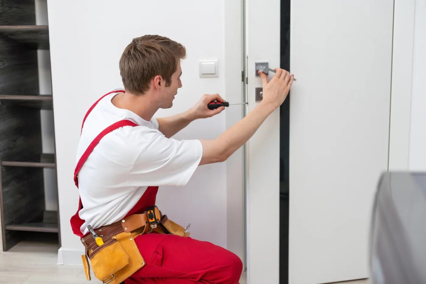 Réglage d'une têtière et d'une gâche sur une porte à Nanterre